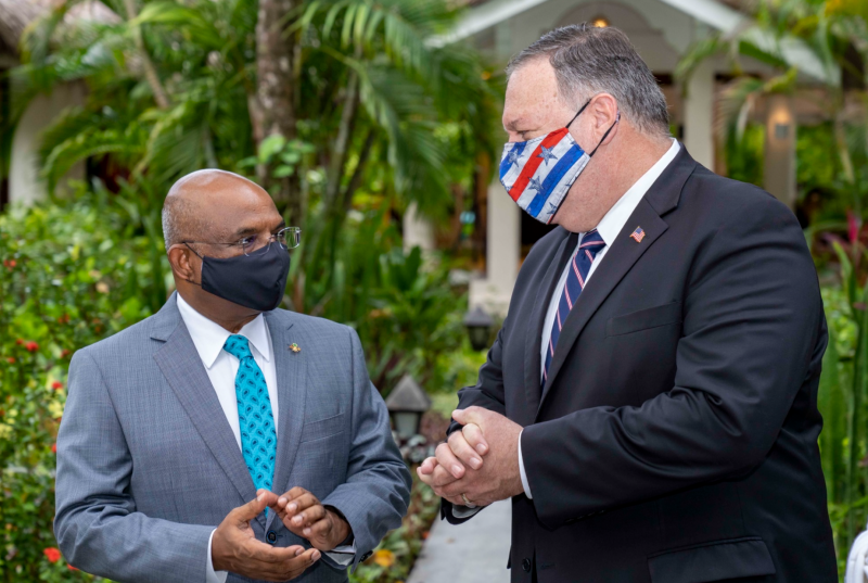 ▲蓬佩奧 28 日與馬爾地夫外交部長夏希德會面，除了持續加強 2 國合作，事後並表示將在當地開設大使館。（圖／翻攝自蓬佩奧推特）