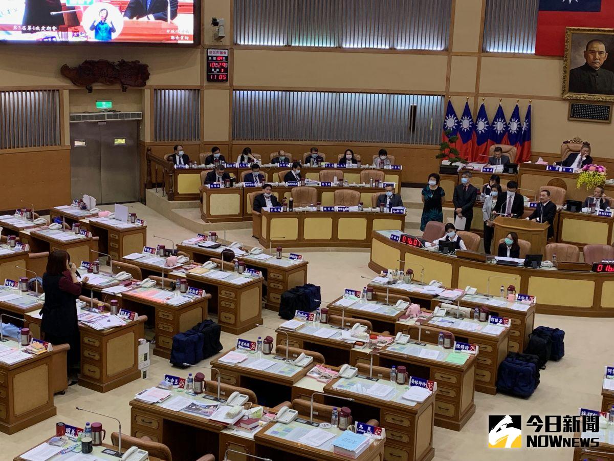 ▲兩岸關係緊張，面對劉美芳的質詢，侯友宜說，我有機會的話，也會拿著槍到前線捍衛中華民國。(圖/記者康子仁攝)