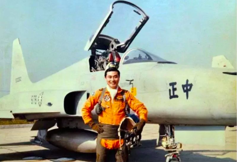 ▲退輔會主委馮世寬年輕時曾是F-5E戰機飛官。（圖／國防部發言人臉書）
