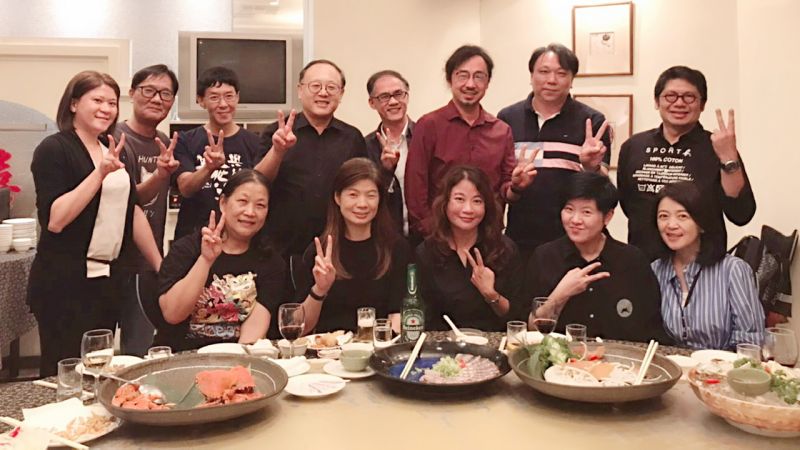 ▲副市長史哲代表市長陳其邁於紅毛港海鮮餐廳,設席感謝第二屆董事會新任董事們。(圖/高流中心提供)
