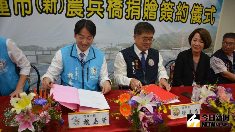 ▲嘉邑行善團理事長徐文志與花蓮市長魏嘉賢共同簽署興建公共設施捐贈合作契約書。(圖/記者郭政隆攝影2020.10.29)