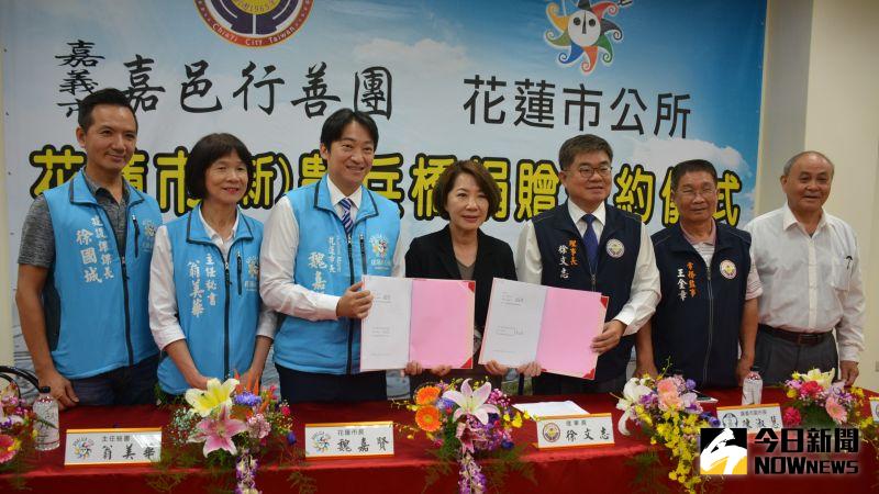 ▲嘉義市副市長陳淑慧見證嘉邑行善團理事長徐文志與花蓮市長魏嘉賢共同簽署的捐贈合作契約書。(圖/記者郭政隆攝影2020.10.29)