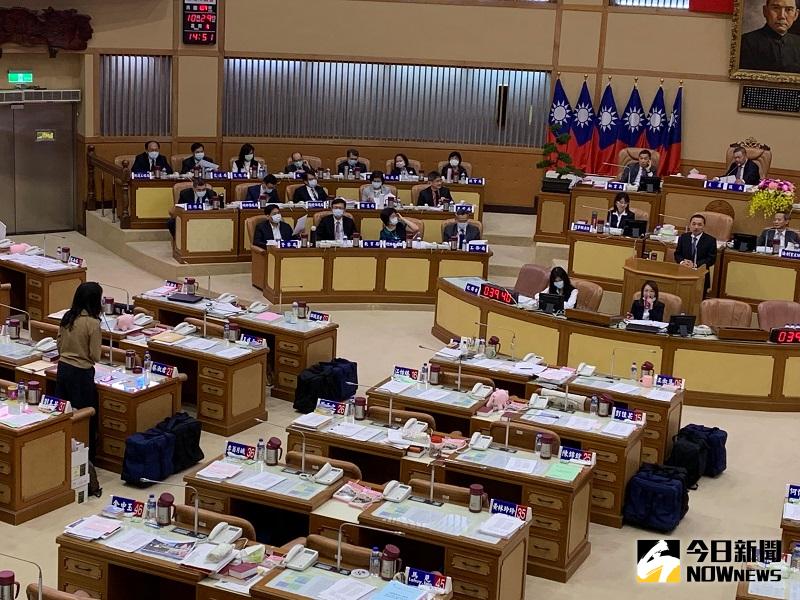 ▲蔡淑君建議，高公局研擬中的林口交流道南出到文化一路崇林國中的立體匝道，改為平面道路右側拓寬。(圖/記者康子仁攝)