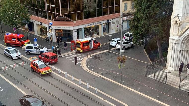 ▲法國尼斯（Nice）週四（29）傳出教堂附近，有人手持刀子攻擊路人，造成至少1死、數人受傷。（圖／翻攝自Twitter@MartinDaubney）