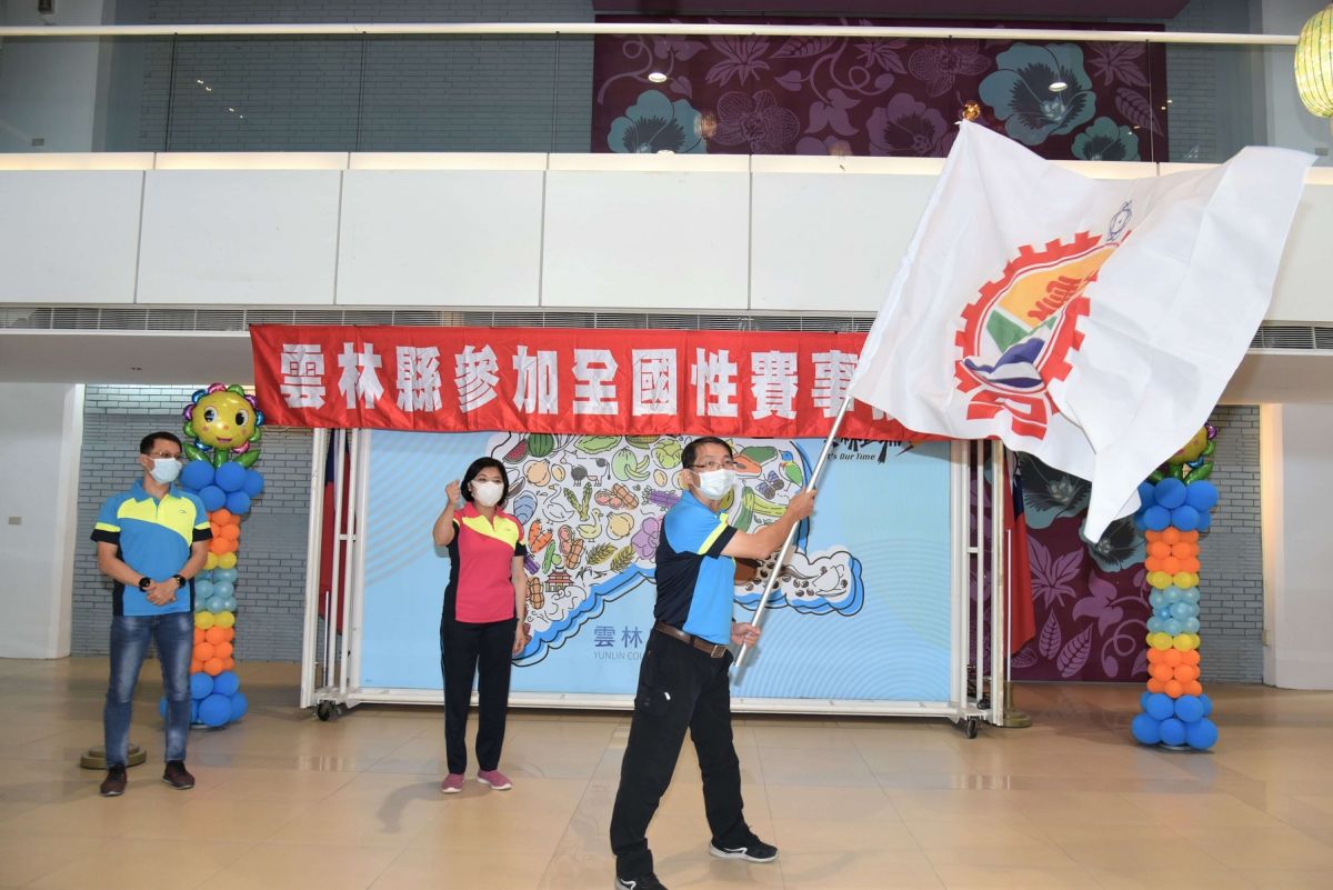 ▲縣長張麗善授旗予代表隊選手吳培欽。（圖／記者洪佳伶攝，2020.10.29）