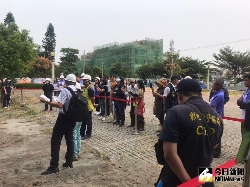 ▲先前傳出有護樹團體要表達意見,警方不敢大意,北斗警分局長王國峯親自坐鎮。(圖/記者陳雅芳攝,2020.10.29)