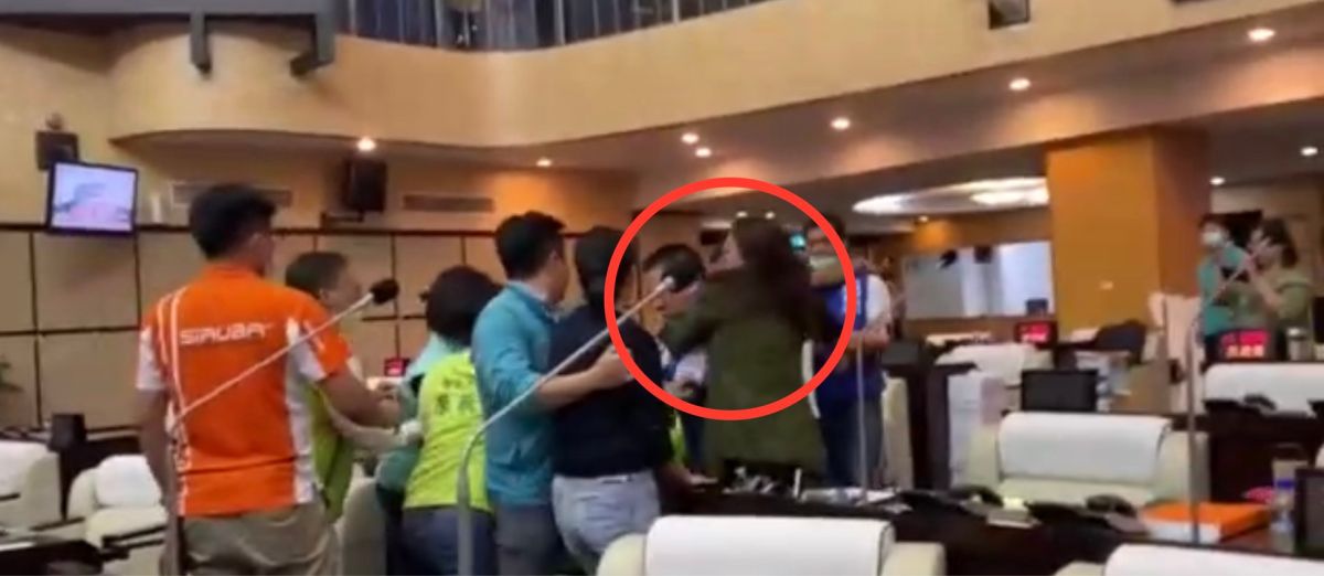 ▲台南議會議程中議員推擠拉扯，多位議員掛彩。（圖／國民黨團提供）