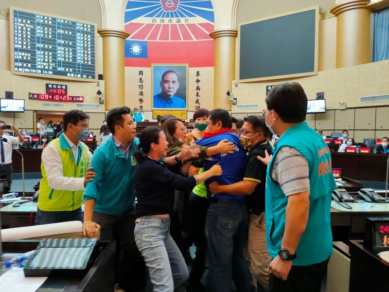 ▲國民黨籍議員被多位不同黨籍議員圍住,不斷推擠拉扯。(圖/民眾提供)