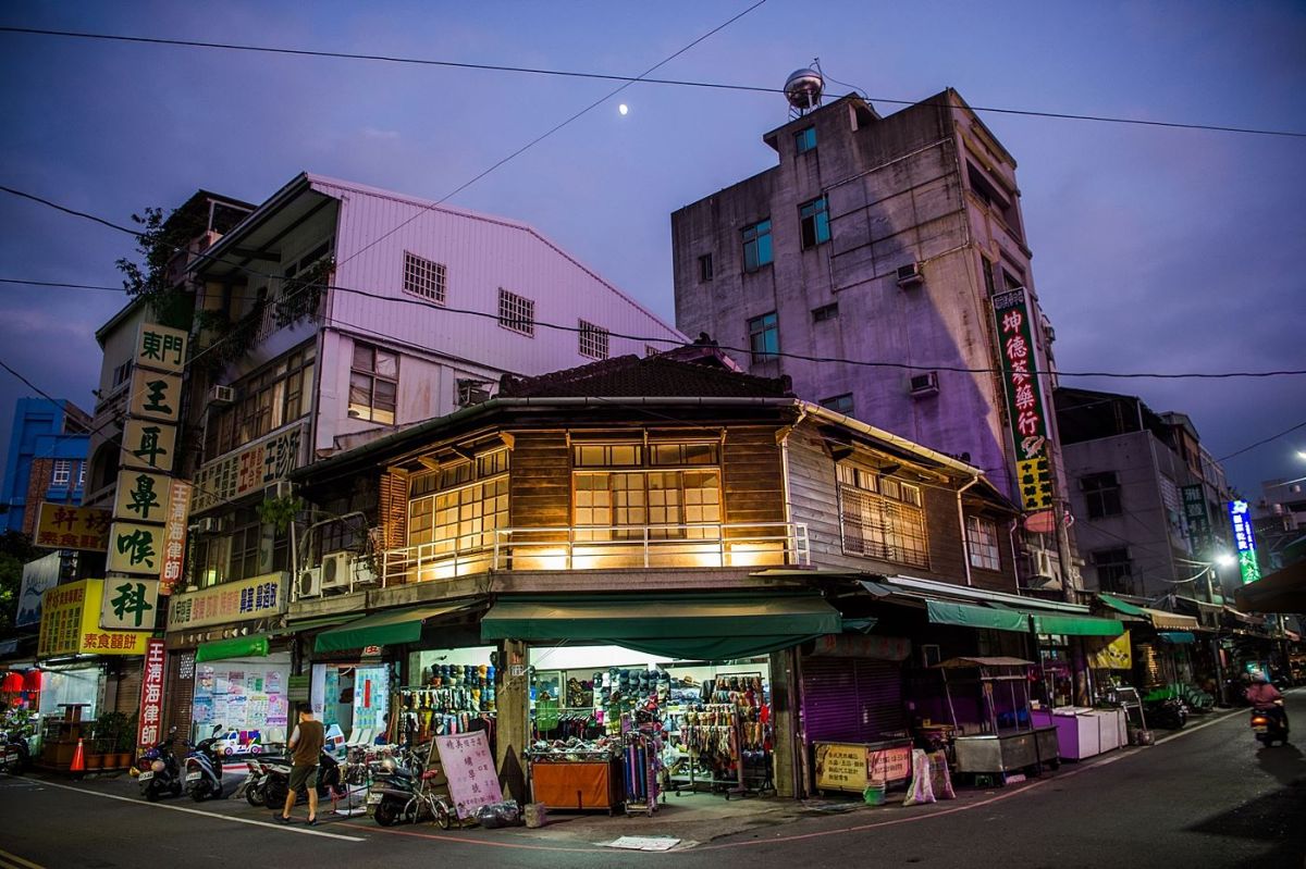 ▲卸妝整修後「甩開違和與補釘」再現樸實質感，為公明路東門圓環再添濃濃木都氣氛。〔圖／嘉市府提供2020.10.29〕