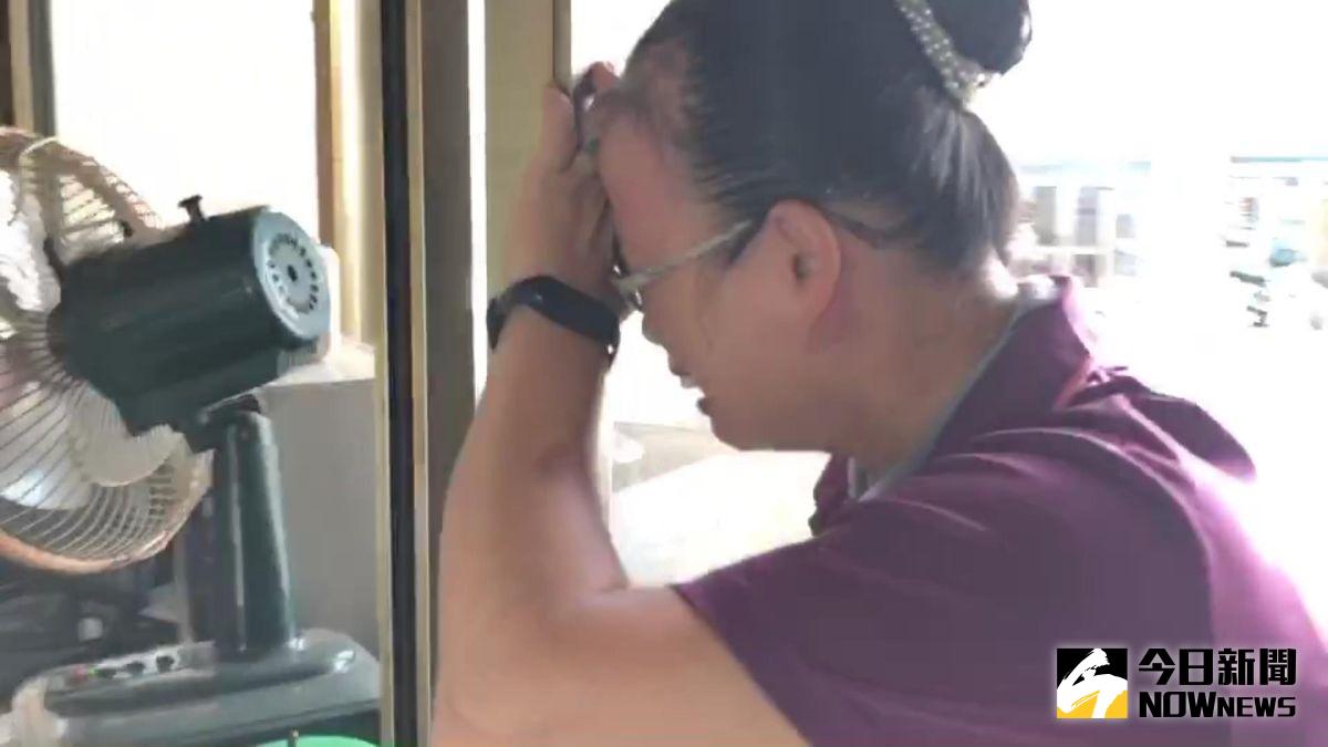 ▲空軍F-5E戰機在台東外海墜海，執行訓練的飛行員、上尉朱冠甍殉職，鄰居聽聞噩耗，身體癱軟在牆邊。（圖／記者陳雅芳攝，2020.10.29）