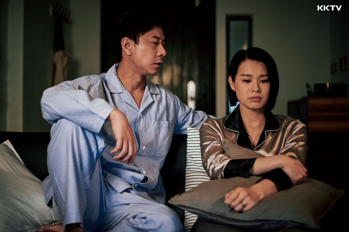 ▲胡杏兒（右）在《熟女強人》飾演女強人，卻面臨老公外遇。（圖 / KKTV提供）