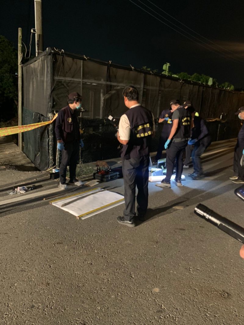 ▲鑑識小組在棄屍地點採證。(圖/記者陳聖璋翻攝)