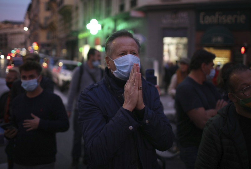 ▲法國尼斯 29 日驚傳兇徒於教堂持刀殺害 3 人的悲劇，同一天法國其他地方也發生類似攻擊事件，被認為與近日再次升溫的宗教衝突有關。圖為在事發教堂前哀悼祈禱的民眾。（圖／美聯社／達志影像）