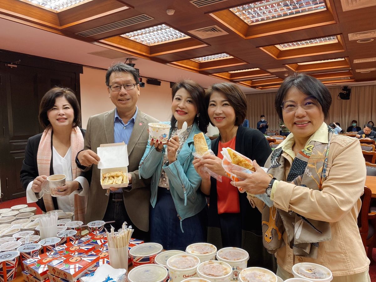 ▲蔡英文總統因為挺同，遭到國家祈禱早餐會拒絕邀請。多個民進黨立委今（30）日發起「陪小英吃早餐」活動。（圖／取自林楚茵臉書）