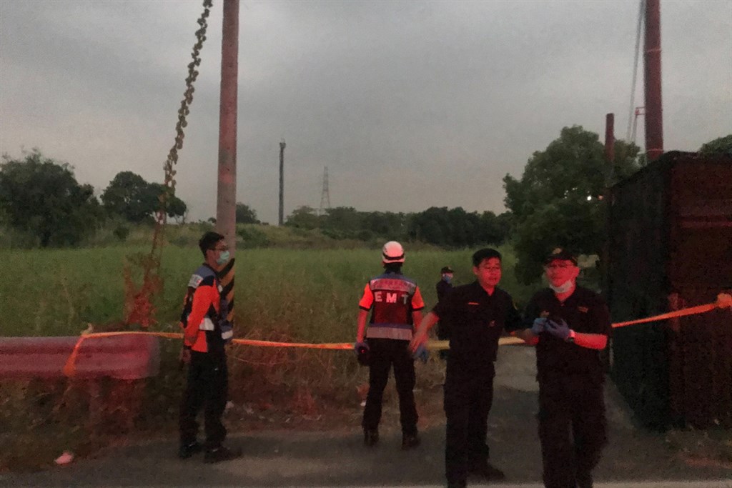 ▲在台南市就讀大學的24歲馬來西亞籍鍾姓女子28日晚間失蹤，警方調查後發現鍾女當晚疑遭人強行帶走，涉案的梁姓男子29日落網後坦承殺害鍾女並棄屍，警方尋獲遺體，拉起封鎖線進行採證。（讀者提供）中央社記者楊思瑞台南傳真 109年10月30日