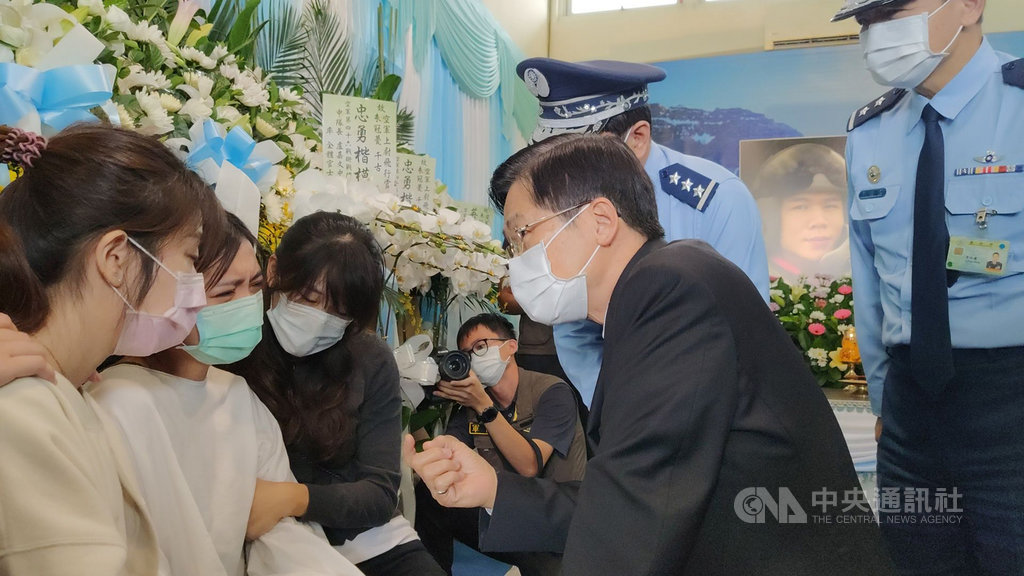 ▲國防部長嚴德發（前右2）30日上午前往台東殯儀館慰問殉職空軍飛官朱冠甍家屬，朱冠甍妻子（左2）泣不成聲。中央社記者盧太城攝　109年10月30日