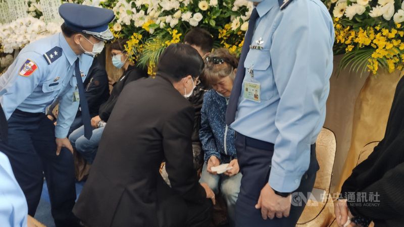 ▲國防部長嚴德發30日上午前往台東殯儀館慰問殉職空軍飛官朱冠甍家屬,朱冠甍父母激動落淚。中央社記者盧太城攝 109年10月30日