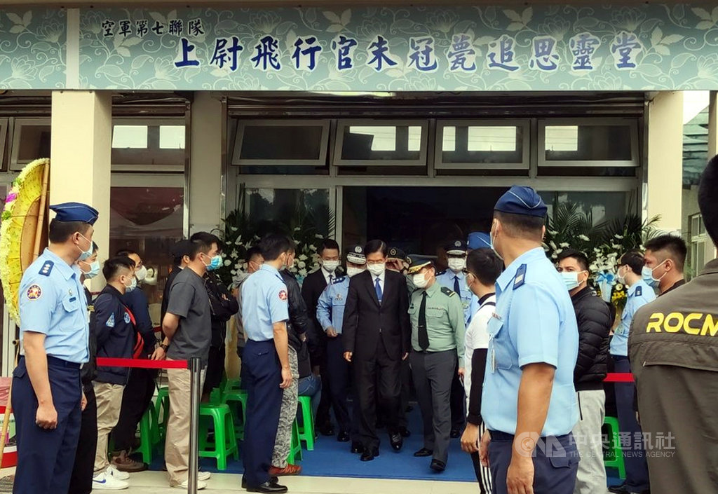 ▲F-5E戰機失事造成飛官朱冠甍殉職，國防部長嚴德發（中）30日到靈堂致意並慰問家屬，承諾會從優撫卹。中央社記者盧太城台東攝　109年10月30日