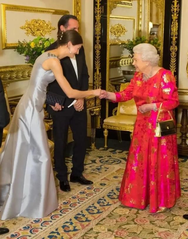 ▲因晉升為王妃,她也曾和英國女王會面。(圖/翻攝自推特)