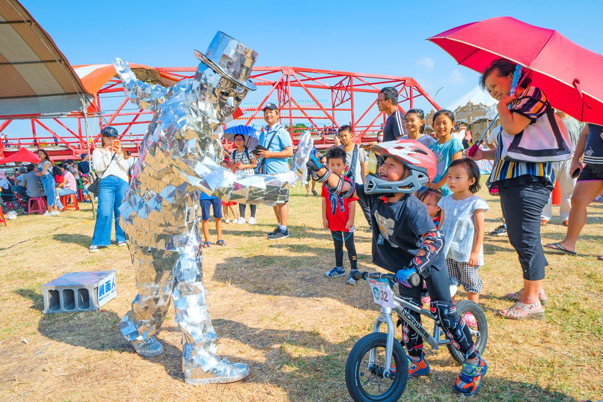 ▲金獎作品「歡喜相會」看見行動雕像鏡面人與小朋友天真互動的畫面。（圖／西螺鎮公所提供）