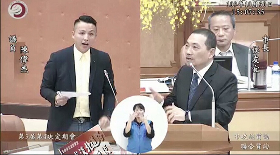 ▲陳偉杰(左)在議會詢問侯友宜，是否知道淡水已經成為戰備周主要訓練地？(圖/陳偉杰議員提供)