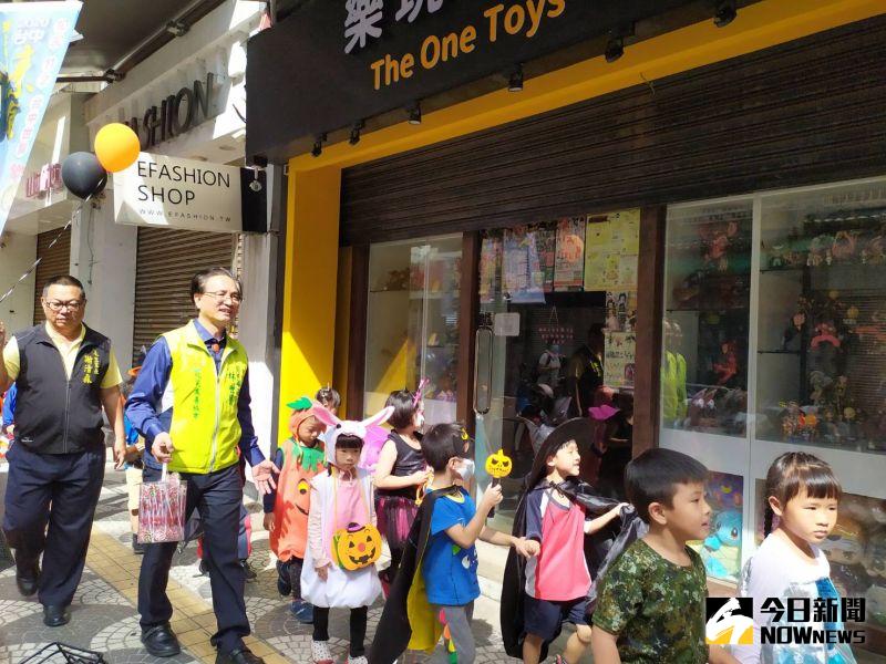 ▲「小鬼們」喊著「不給糖就搗蛋」,走街串巷拜訪永樂街特色店家。(圖/記者葉靜美攝,2020.10.30)
