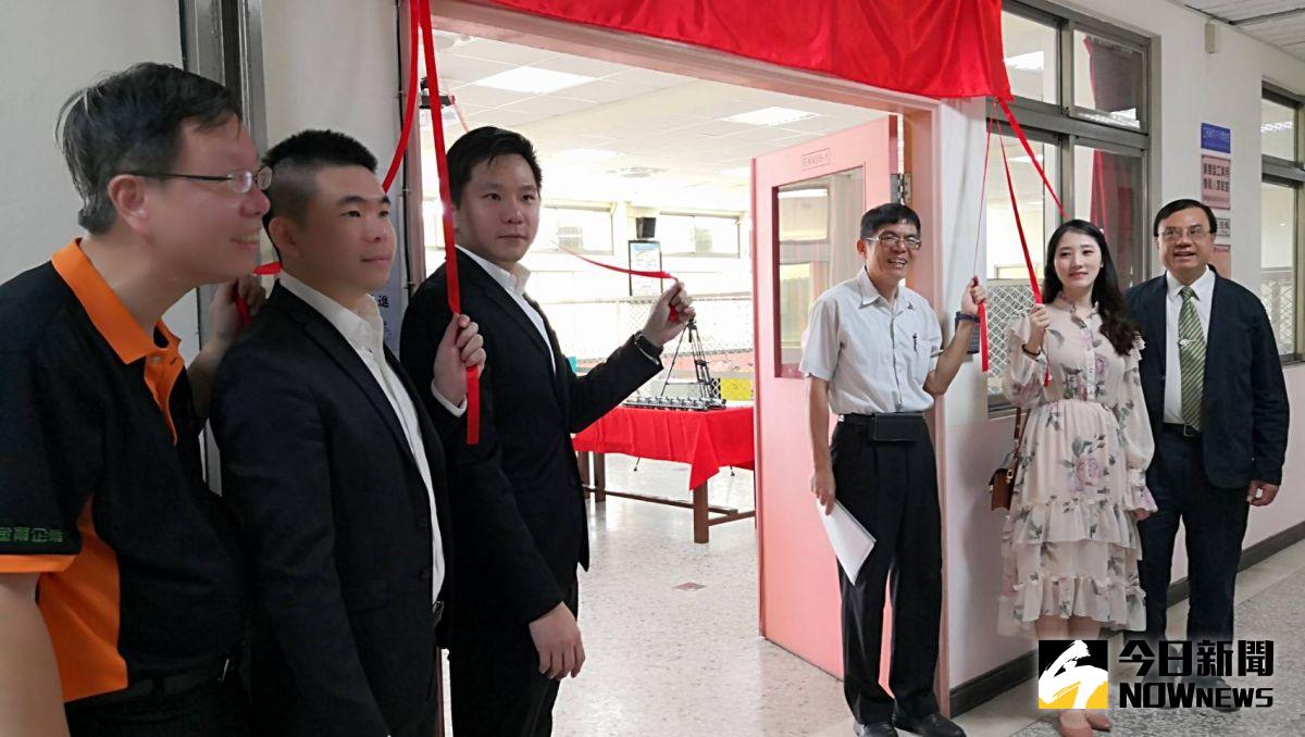 ▲建國科大學與自動販賣機專業製造廠金雨公司揭牌成立技術合作專區，將傳統機型與科技做結合，以符合AI世代的變遷。（圖／記者陳雅芳攝，2020.10.30）