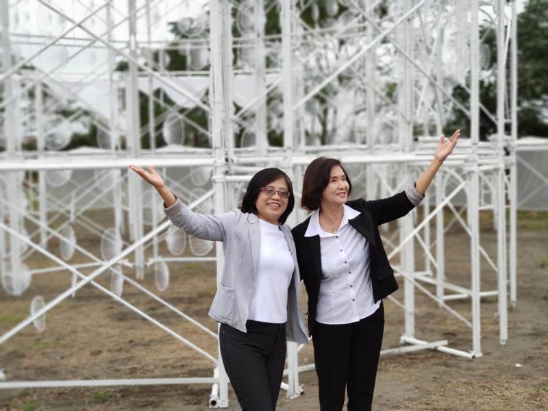 ▲東北角風管處處長陳美秀與宜蘭縣長林姿妙搶先在地景藝術作品前拍下美照。(圖/東北角暨宜蘭海岸國家風景區管理處提供)