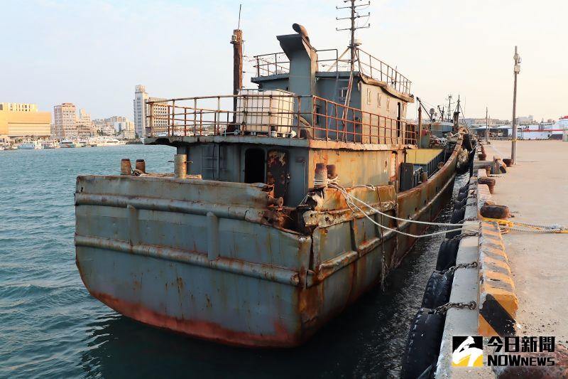 ▲MINGXIA（銘霞號）及1艘陸籍無名鐵殼船相當詭異的併靠接駁，澎湖海巡隊的3艘警艇前往查察，在貨艙中發現大量的走私香菸。（圖／記者張塵攝，2020.10.31）