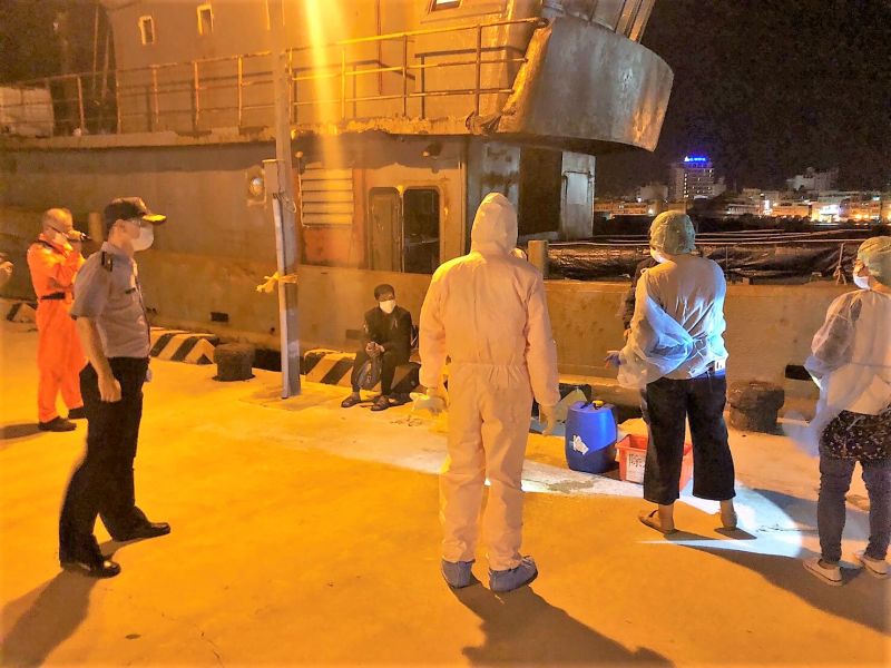 ▲碼頭現場由第七岸巡隊安檢人員、澎湖縣政府衛生局及動植物防疫檢疫局澎湖檢疫站先行對船、人實施全面消毒。(圖/澎湖岸巡隊提供)