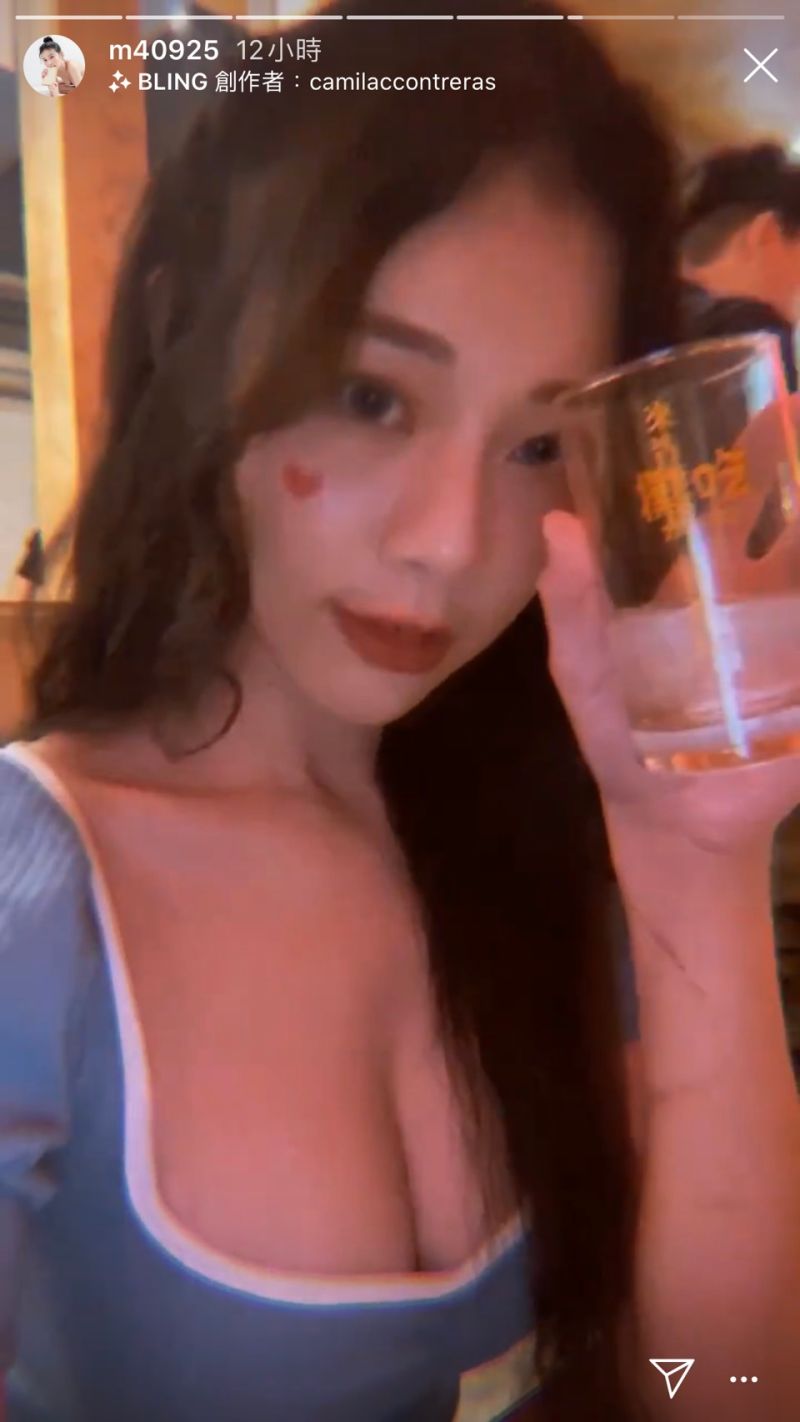 ▲穿上惹火萬聖裝飲酒的模樣迷倒粉絲。(圖/張香香IG)