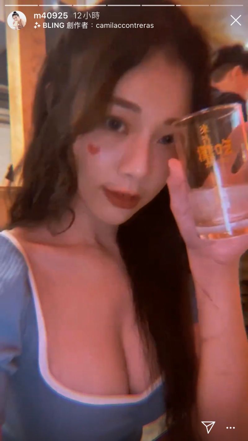 ▲穿上惹火萬聖裝飲酒的模樣迷倒粉絲。（圖／張香香IG）