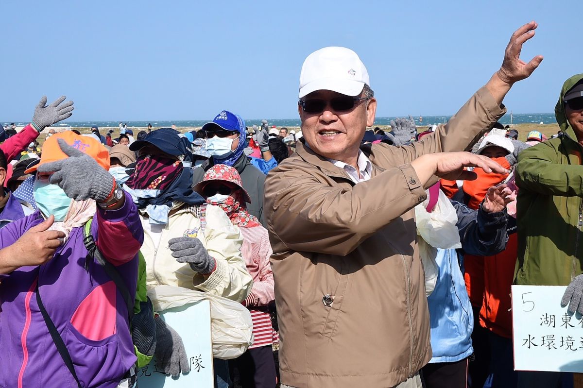 ▲澎湖縣政府舉辦千人淨灘活動，一口氣號召1,400位民眾合力清除5,300公斤的海漂垃圾。（圖／澎湖縣政府提供）