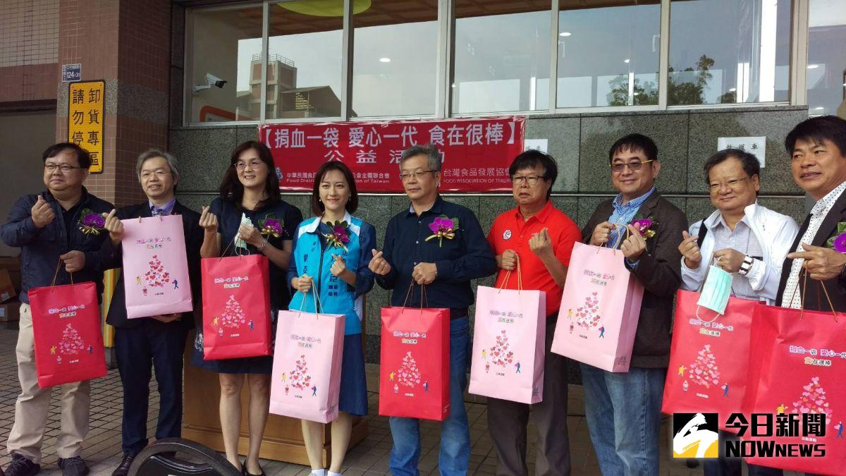 ▲台中捐血中心血庫告急，食品流通公會串聯會員同業捐商品做福袋，今明捐血可獲贈福袋。（圖／記者金武鳳攝，2020.10.31)