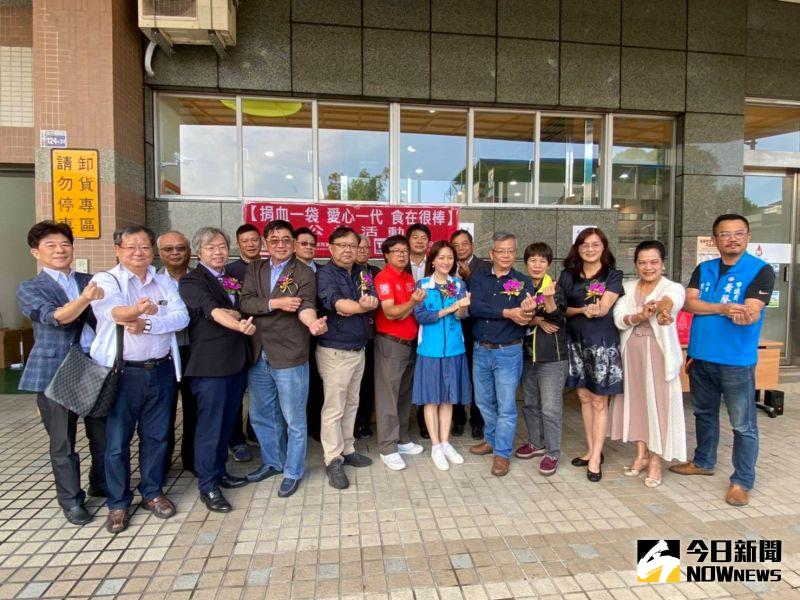 ▲台中血庫告急,食品流通公會會員捐食品福袋,並籲請挽袖捐血救人一命。(圖/記者金武鳳攝,2020.10.31)