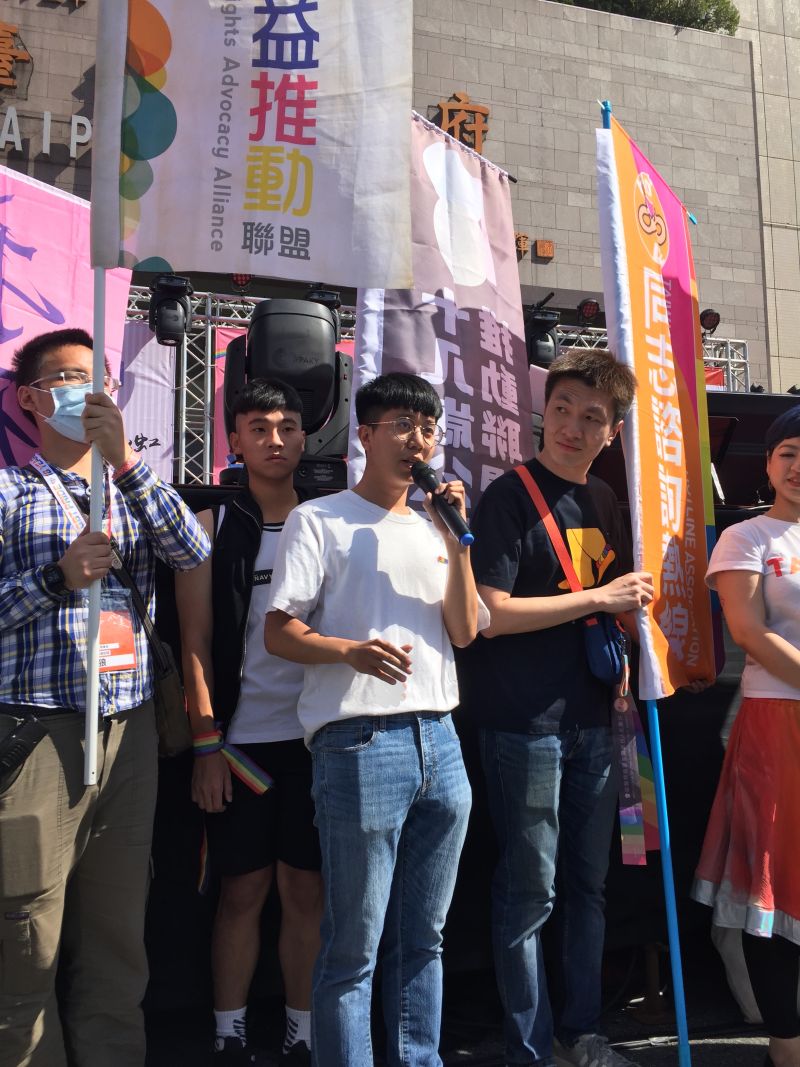 ▲張育萌表示,台灣同志遊行成人了,但可以看到台灣18歲的年輕人並沒有享受到完整的成人權利。(圖/記者黃仁杰攝,2020.10.31)