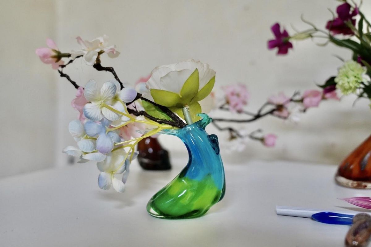 ▲許金烺先生製作的「彎腰」花瓶。（圖／周祐徳攝）