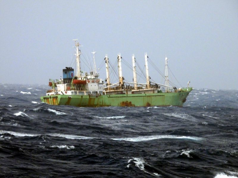 搬運船失去動力海上漂流　海巡艦不畏巨浪接力救援
