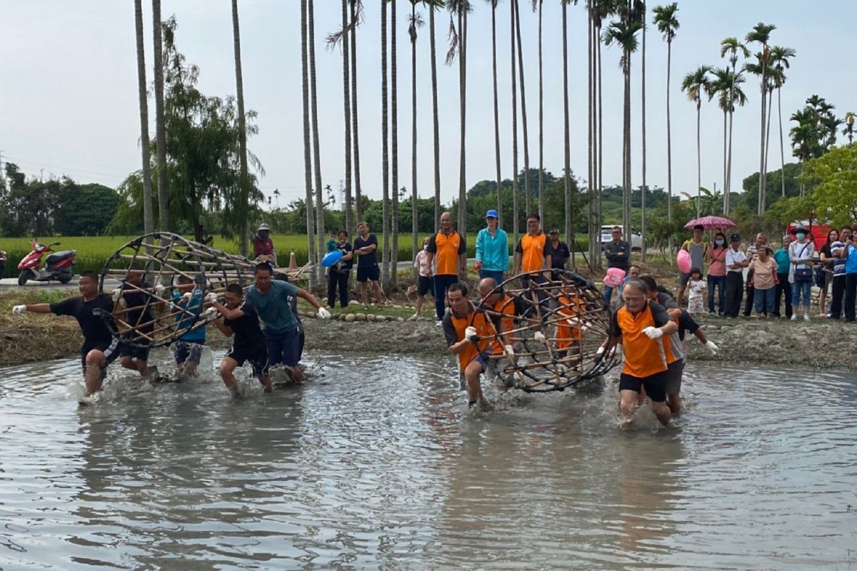 ▲「籠仔筍」搶水比賽。（圖／記者洪佳伶攝，2020.10.31）