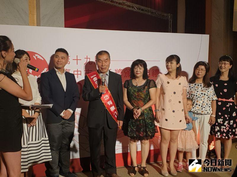 ▲獲選今年金手獎的程岱公司,由負責人率團隊走紅毯,感謝市府的肯定,將繼續努力向前衝。(圖/記者金武鳳攝,2020.10.31)