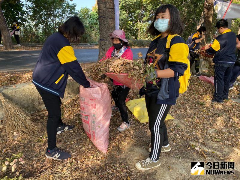 ▲湖埔社區大學號召東螺溪環境守護與淨溪活動，湖埔社區大學環保志工隊及社區河川巡守隊帶領，一起幫東螺溪做清潔及復育。（圖／記者陳雅芳攝，2020.10.31）