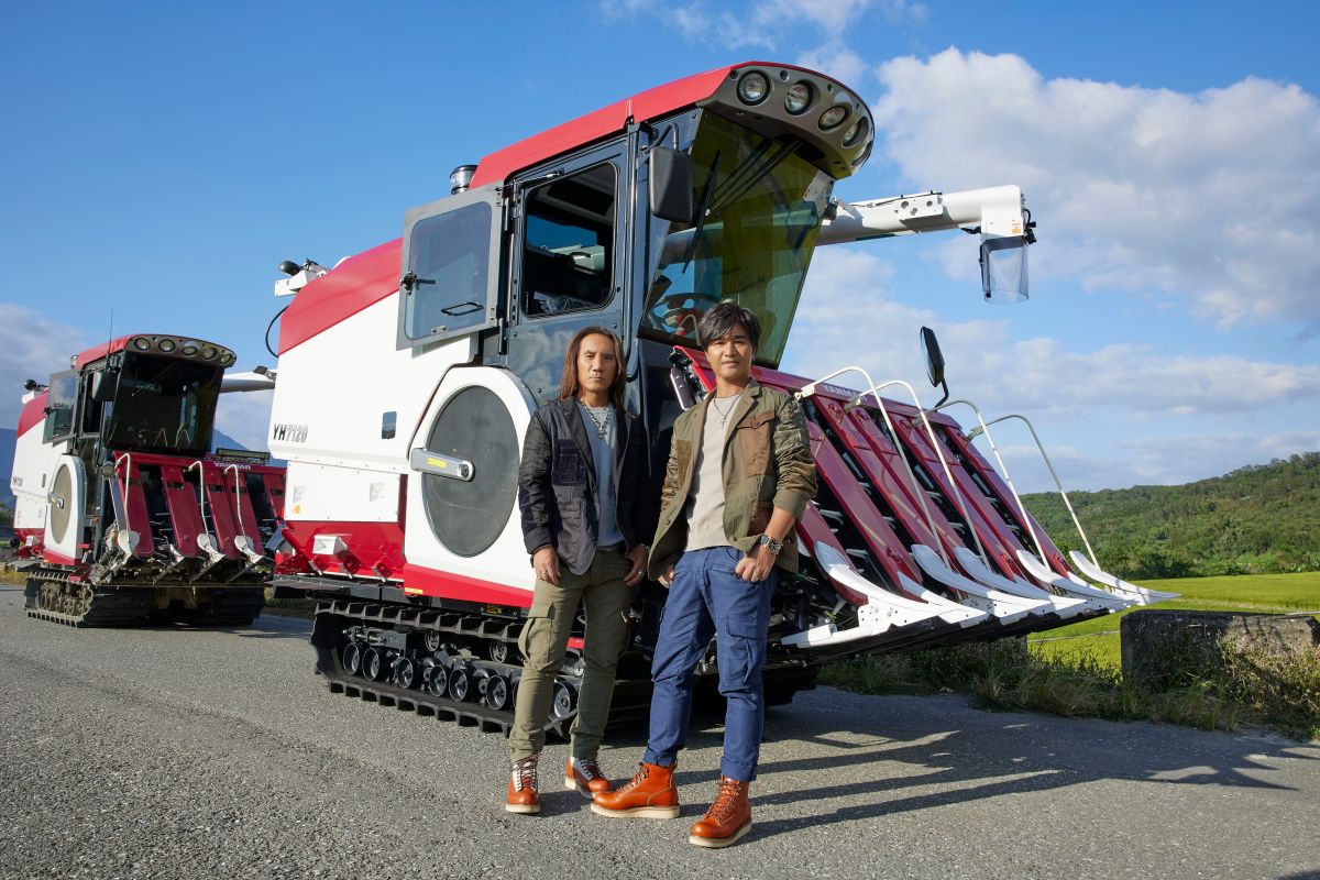 ▲動力火車開著要價300萬的割稻車，難掩緊張。（圖／華研國際提供）