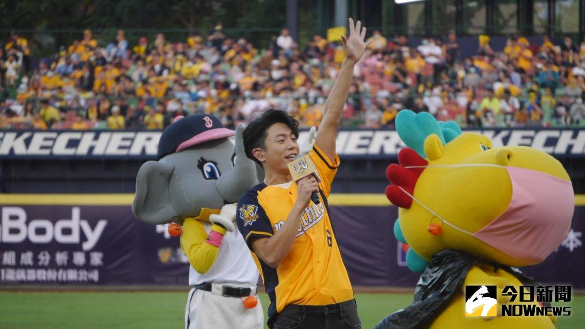 ▲韋禮安為中信兄弟演唱。（圖／吳政紘攝）