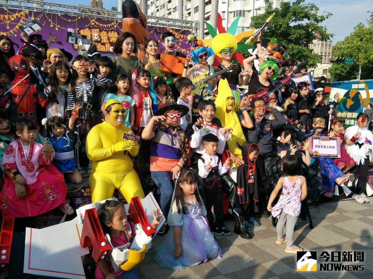▲搶攻萬聖節推出的系列活動，重頭戲變裝王比賽在美術園道商圈登場，眾人變裝搞鬼，商圈一時鬼影幢幢。（圖／記者金武鳳攝，2020.10.31)