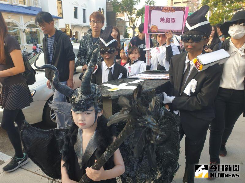 ▲台中美術園道商圈舉辦的變裝王競賽,化身黑魔女抬棺木這組贏得兒童組第一,獎金2萬5千元。(圖/記者金武鳳攝,2020.10.31)