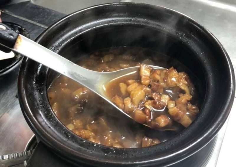 ▲一名北部網友到台南吃牛肉湯時，發現滷肉飯竟是整鍋放在一旁，想吃可以自己盛。（示意圖／NOWnews資料照）