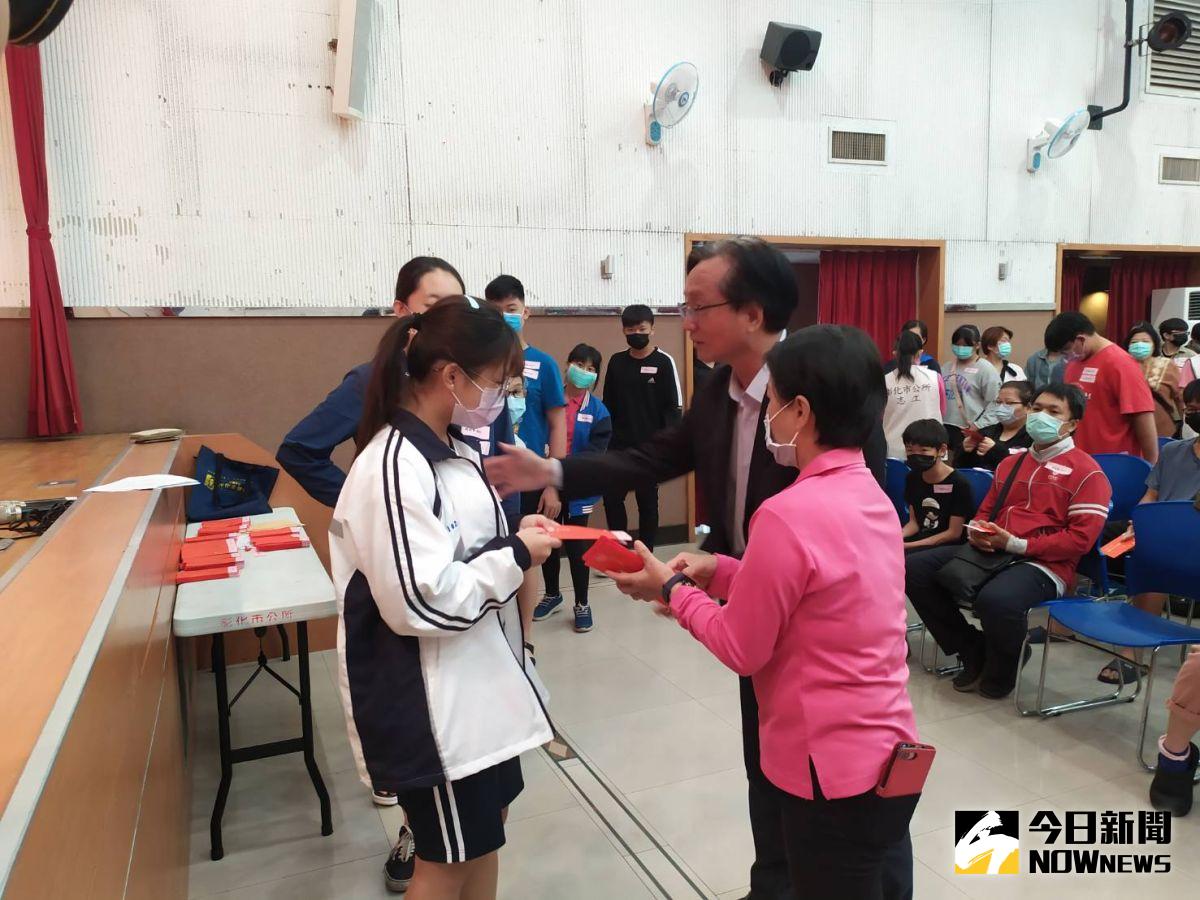 ▲彰化市長林世賢頒發109學年度上學期低收入戶子女教育補助費，並期勉學子要讓人生過得更有意義。
（圖／記者葉靜美攝，2020.10.31）