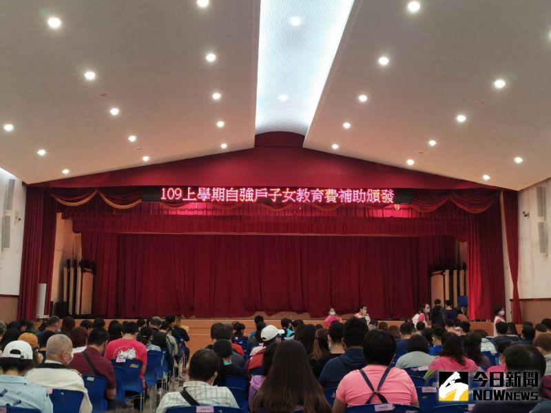 ▲彰化市109學年度上學期低收入戶子女教育補助費,總計頒給295人、共324萬2500元。(圖/記者葉靜美攝,2020.10.31)