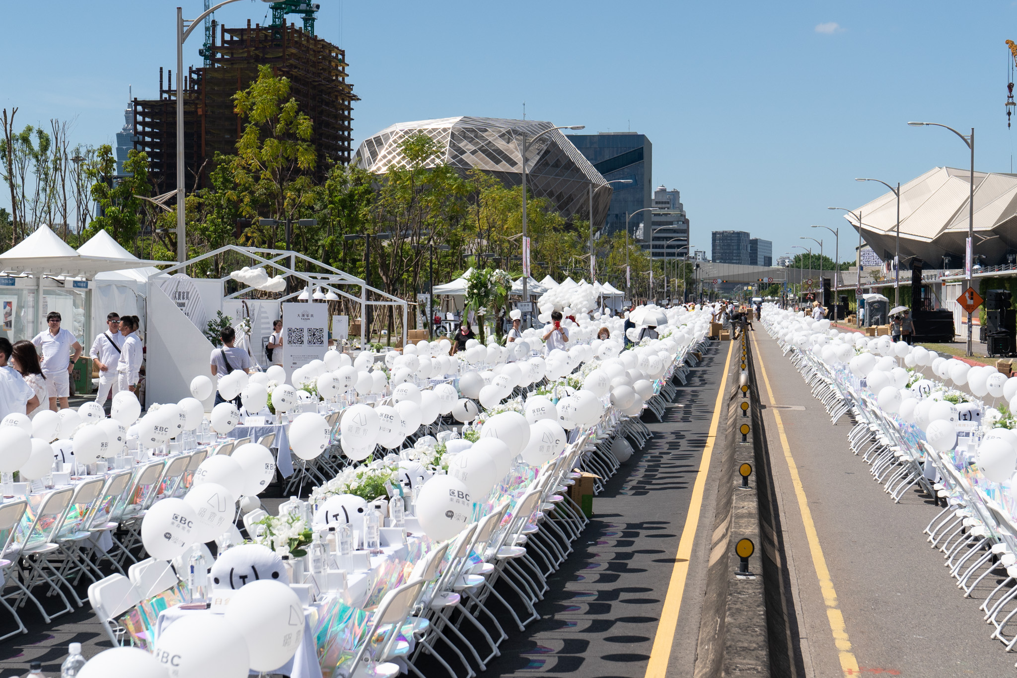 ▲今年國際白色野餐活動地點選在南港「台北流行音樂中心」周邊廣場。（圖／Luluyelife提供）