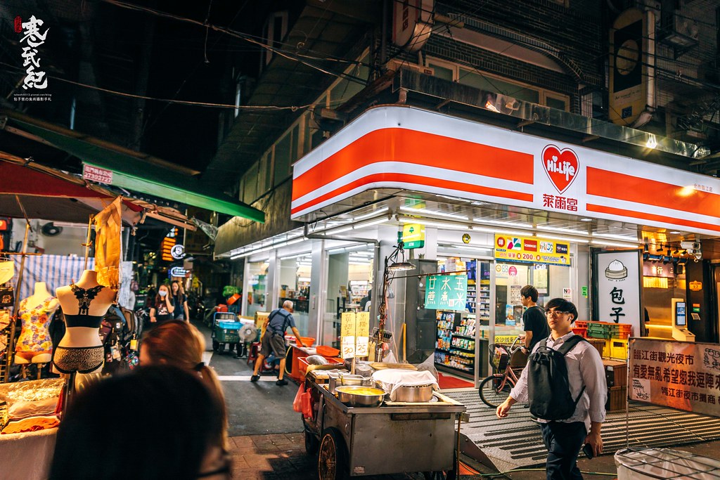 ▲從臨江街夜市入口，一路走到這間「萊爾富」轉進去走30公尺就能看見「全家人牛排」。（圖／寒武紀）